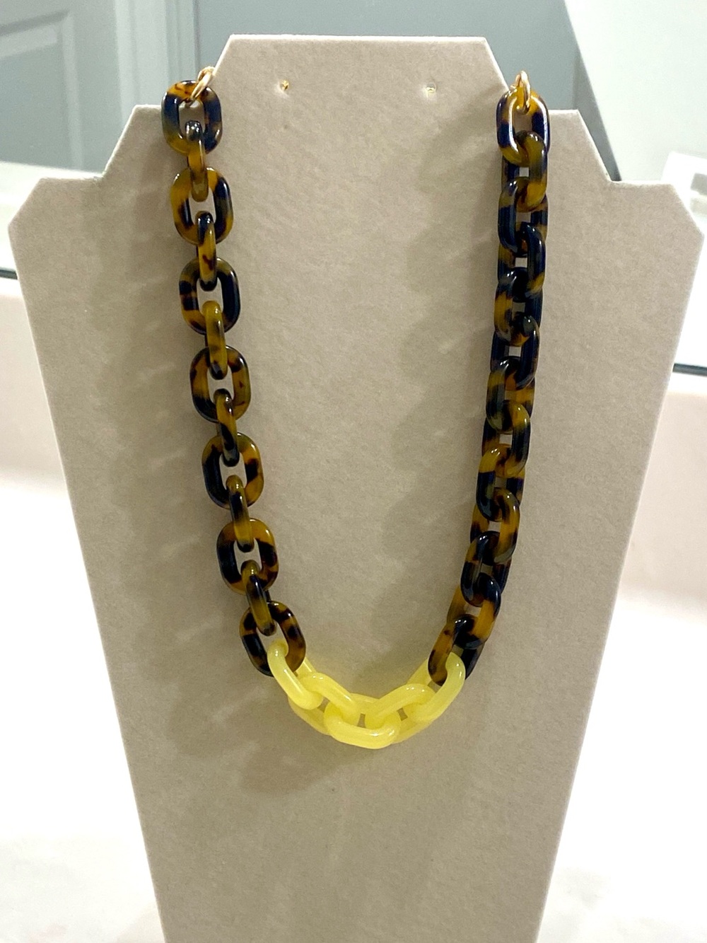 J Crew Tortoiseshell Resin Link Necklace Chunky Yellow Lucite Statement Chain